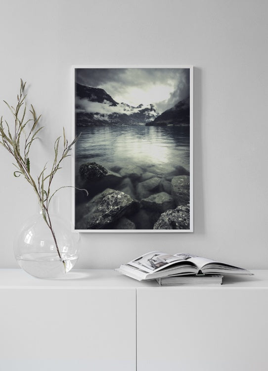 صخور في إطار الماء