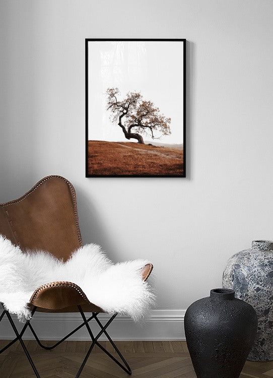 إطار شجرة على التل