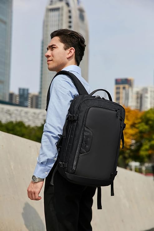 حقيبة ظهر مقاومة للماء للكمبيوتر المحمول من آركتيك هانتر مزودة بمنفذ شحن USB مقاس 15.6 بوصة - رقم المنتج: B00187