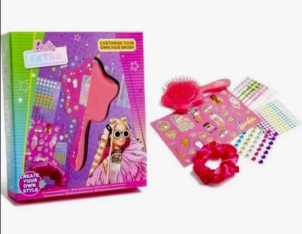 مجموعة إكسسوارات باربي التجميلية: زيني فرشاة شعركِ وربطة شعركِ بنفسكِ