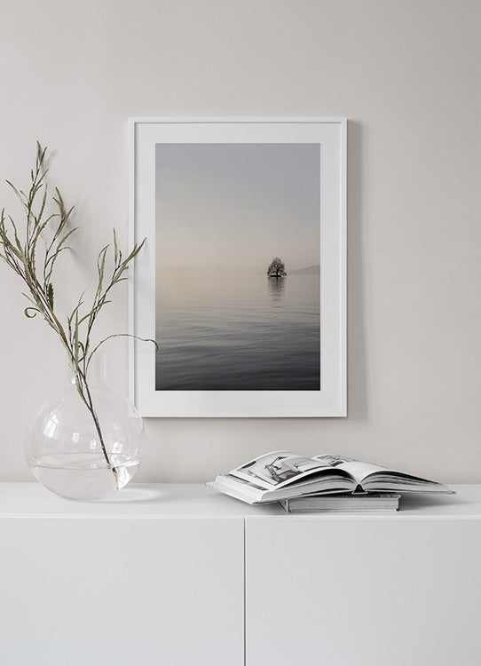 إطار شجرة في البحيرة 