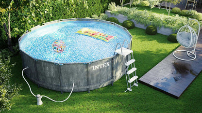 مسبح إنتكس ذو الإطار المنشوري الرمادي الخشبي (4.57 م × 1.22 م) دائري مع مضخة فلتر رقم: 26742