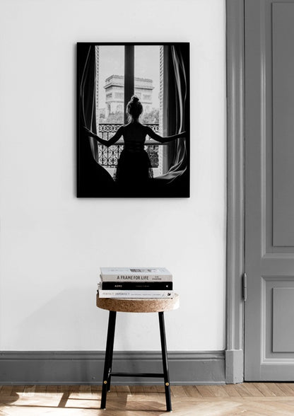 فتاة في إطار النافذة 