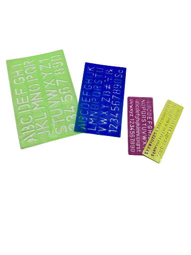 مجموعة من 4 قوالب حروف وأرقام