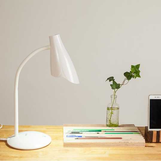 مصباح مكتبي يعمل باللمس من نوع M&amp;G Chenguang LED ثنائي الوضع يعمل ببطارية ليثيوم - رقم: AEA98527