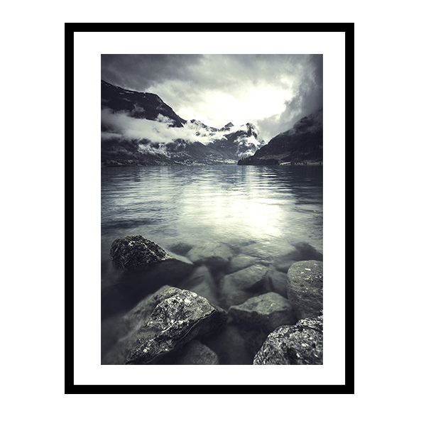 صخور في إطار الماء 