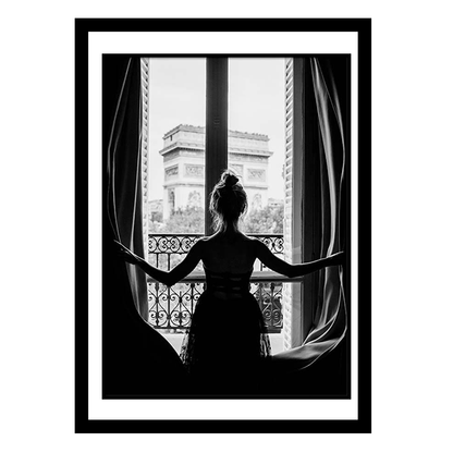 فتاة في إطار النافذة 