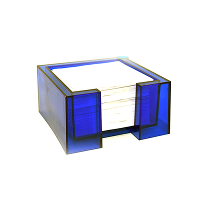 حامل مذكرات ياسين مع حامل أقلام