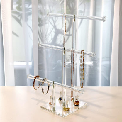 حامل عرض أكريليك ثلاثي الطبقات مع حامل حلقات.