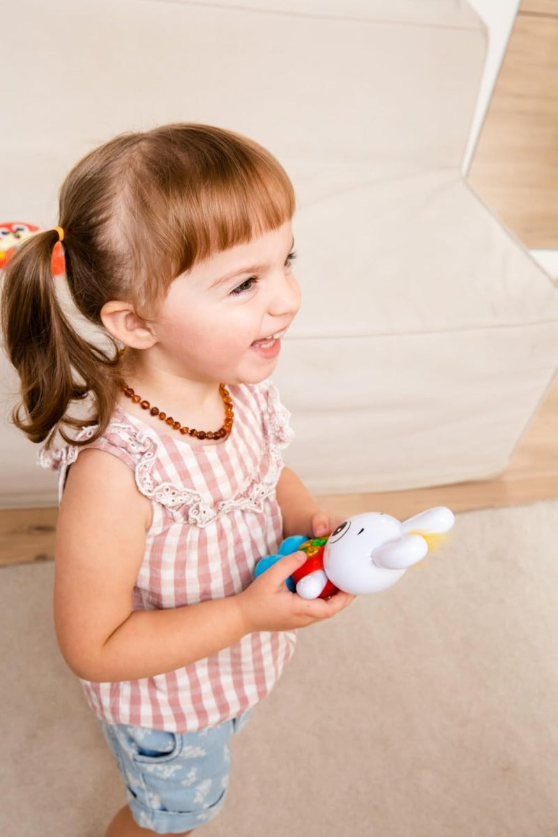 لعبة أرنب نطاط للأطفال من كيدز هيتس، طولها 15 سم، مناسبة للأطفال من عمر سنتين فما فوق.