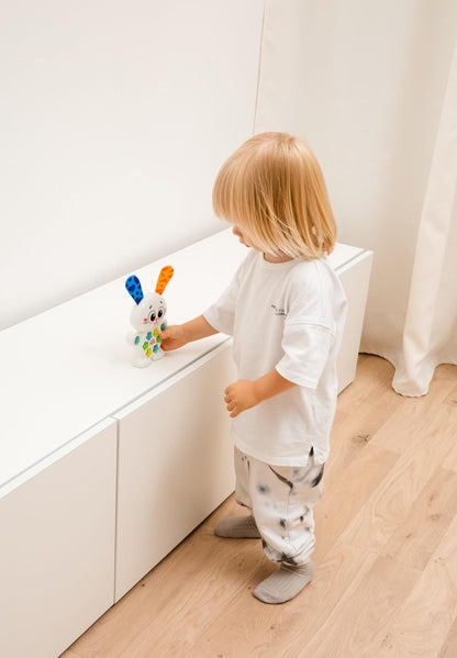 لعبة الأرنب الموسيقية للأطفال من عمر سنتين فما فوق