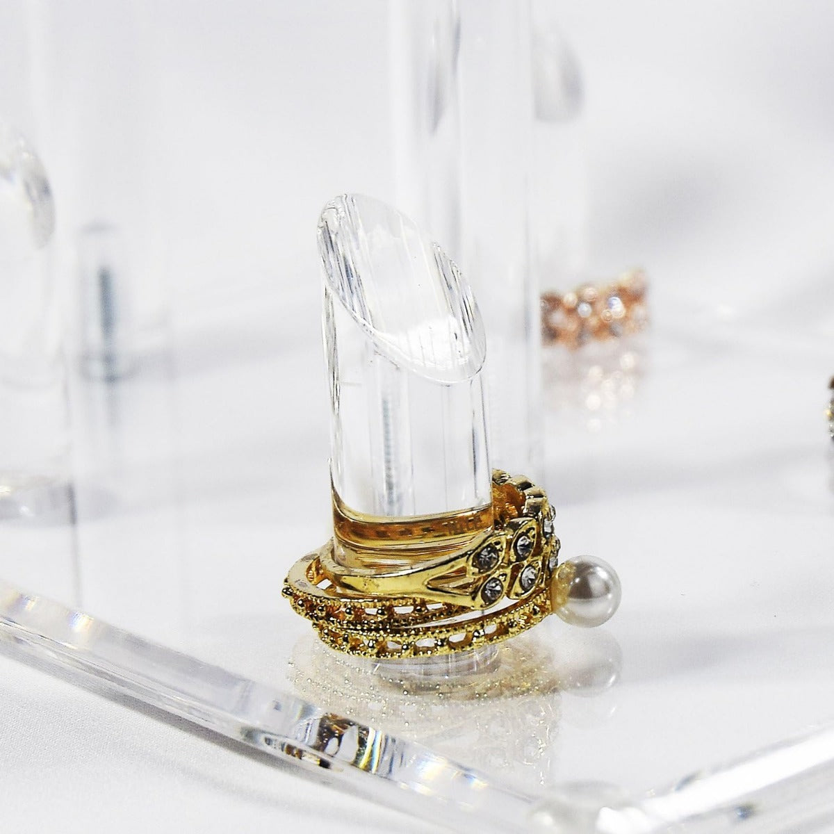 حامل عرض أكريليك ثلاثي الطبقات مع حامل حلقات.