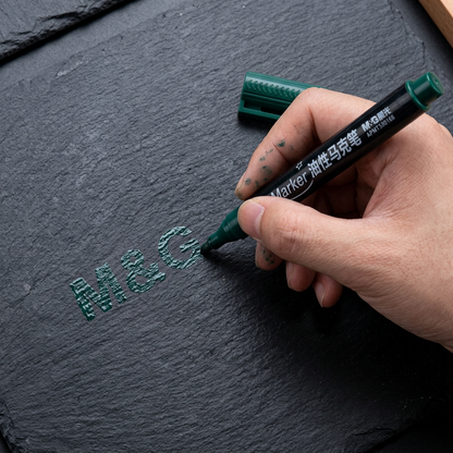 Hand writing on a dark surface with the M&G oil-based paint marker