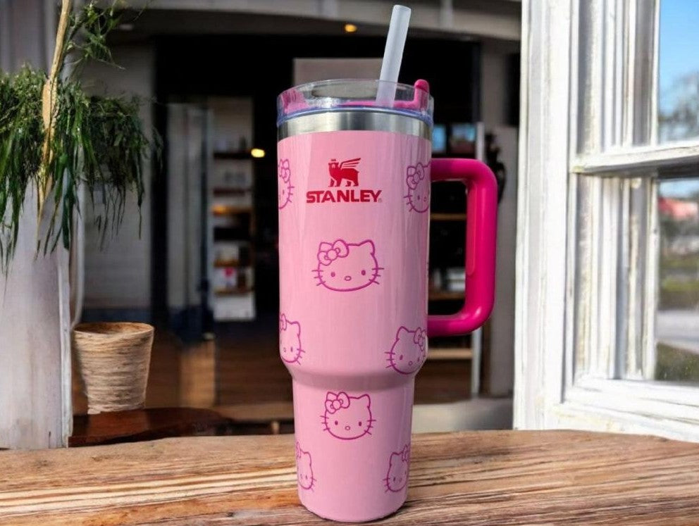 Stanley x Hello Kitty Quencher H2.0 40 oz (1.18L) Insulated Tumbler with Handle & Straw Lid – Pink Edition