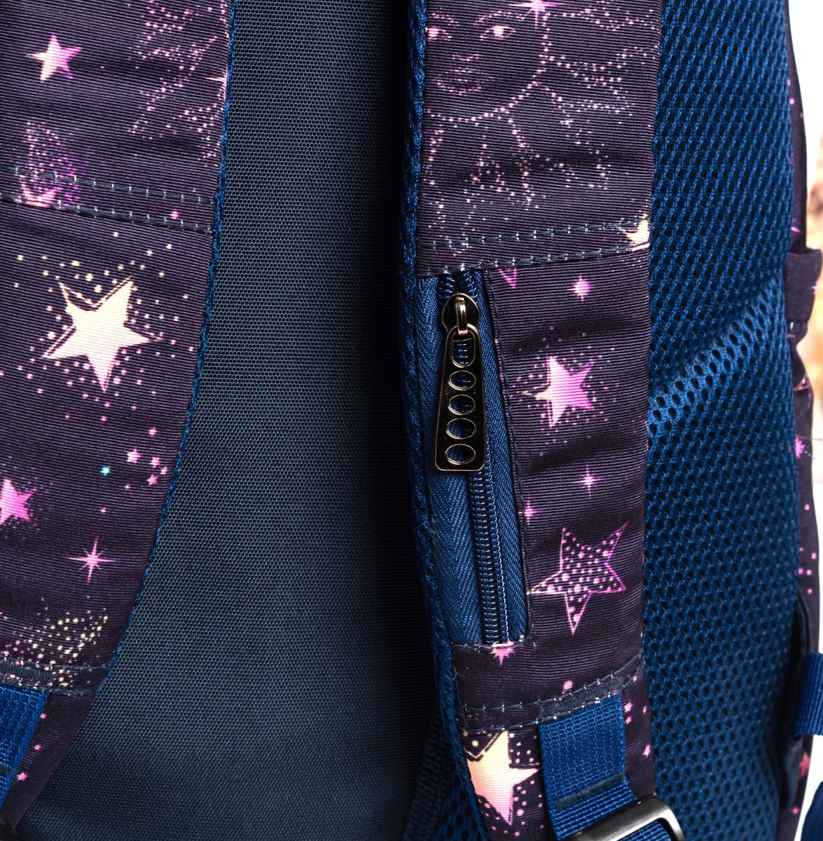 حقيبة ظهر كبيرة الحجم مناسبة لأجهزة الكمبيوتر المحمولة مقاس 15.6 بوصة و19 بوصة مع حافظة أقلام - (نجوم / أسود)