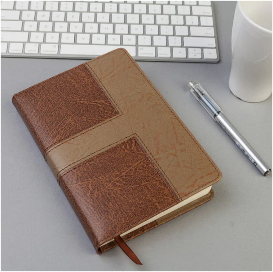 دفتر ملاحظات جلدي من إم آند جي تشنغوانغ، أنيق ومتين، مسطر بـ 25 خانة، 160 ورقة - المقاس: 205 مم × 143 مم - الرقم: APYD2K78